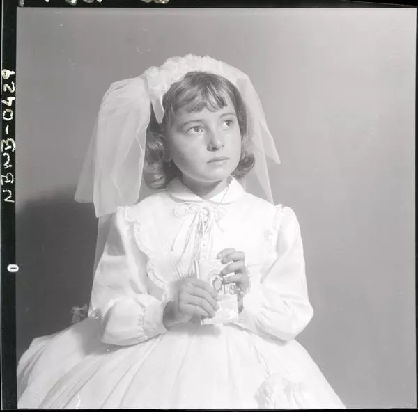 [Niña, día de su Primera Comunión]  [fotografía] Ignacio Hochhäusler.