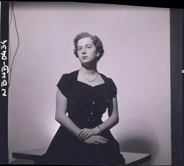 [Retrato de joven mujer con collar de perlas]  [fotografía] Ignacio Hochhäusler.