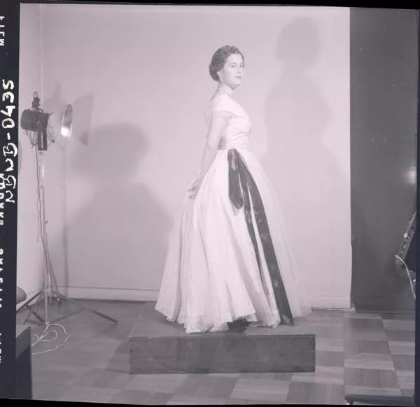 [Retrato de joven mujer, vestida con traje de gala]  [fotografía] Ignacio Hochhäusler.