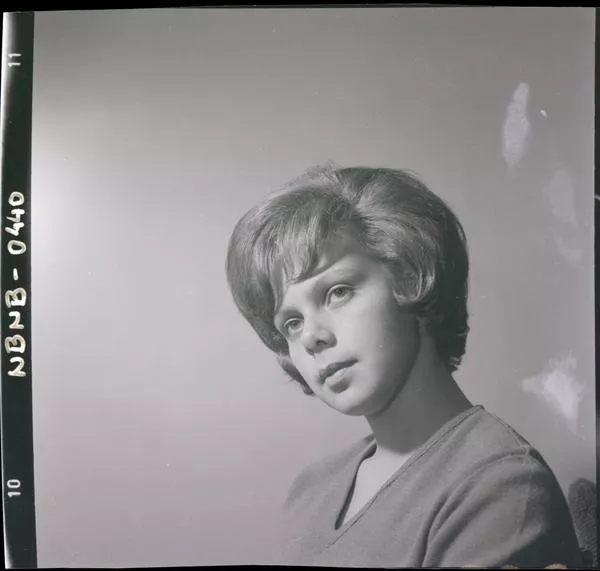 [Retrato de joven mujer]  [fotografía] Ignacio Hochhäusler.
