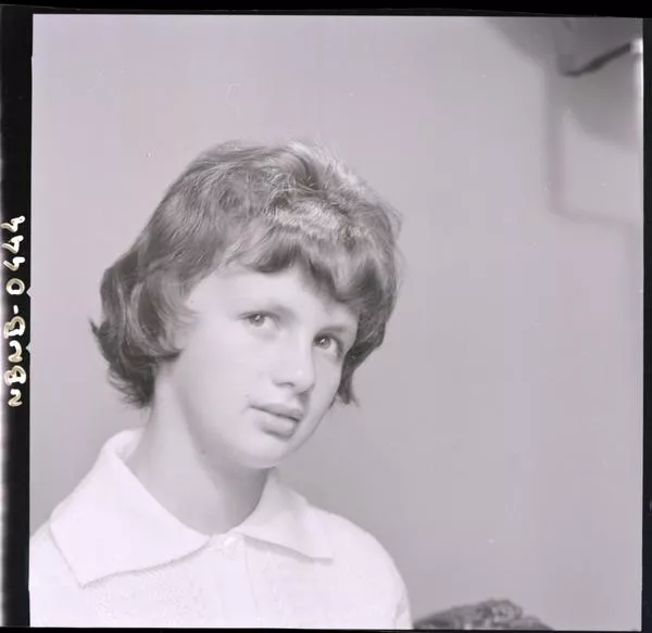 [Retrato de niña adolescente]  [fotografía] Ignacio Hochhäusler.