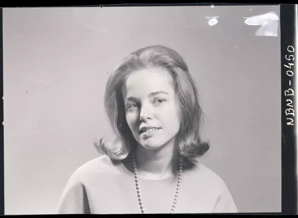 [Retrato de señorita con collar de perlas]  [fotografía] Ignacio Hochhäusler.