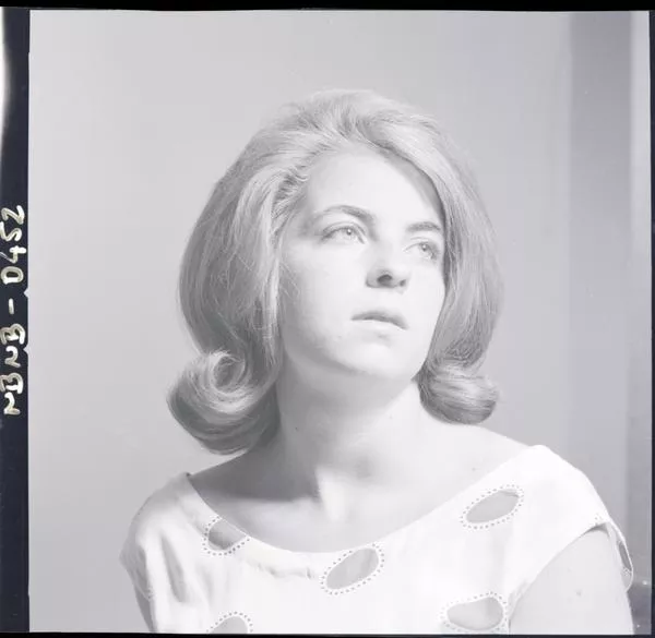 [Retrato de joven mujer]  [fotografía] Ignacio Hochhäusler.