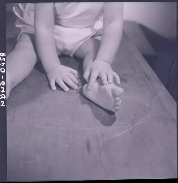 [Bebé sentado sobre una mesa; composición que genera la atención en un motivo]  [fotografía] Ignacio Hochhäusler.