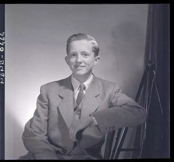 [Retrato de un jovencito con traje y corbata]  [fotografía] Ignacio Hochhäusler.
