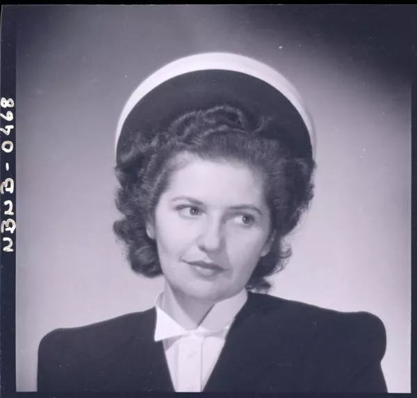 [Retrato de joven mujer con sombrero]  [fotografía] Ignacio Hochhäusler.