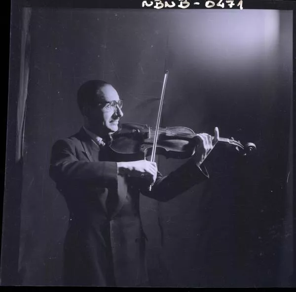 [Intérprete de violín]  [fotografía] Ignacio Hochhäusler.