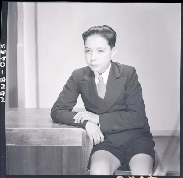 [Retrato de un jovencito con traje y corbata]  [fotografía] Ignacio Hochhäusler.