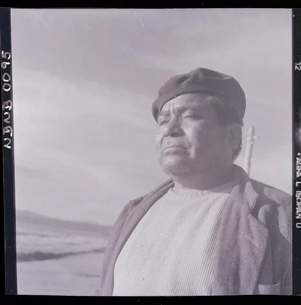 [Retrato de un hombre con boina]  [fotografía] Ignacio Hochhäusler.