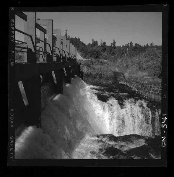[Cinco Compuertas, permiten regular el paso de las aguas por las tuberías]  [fotografía] Luis Ladrón de Guevara.