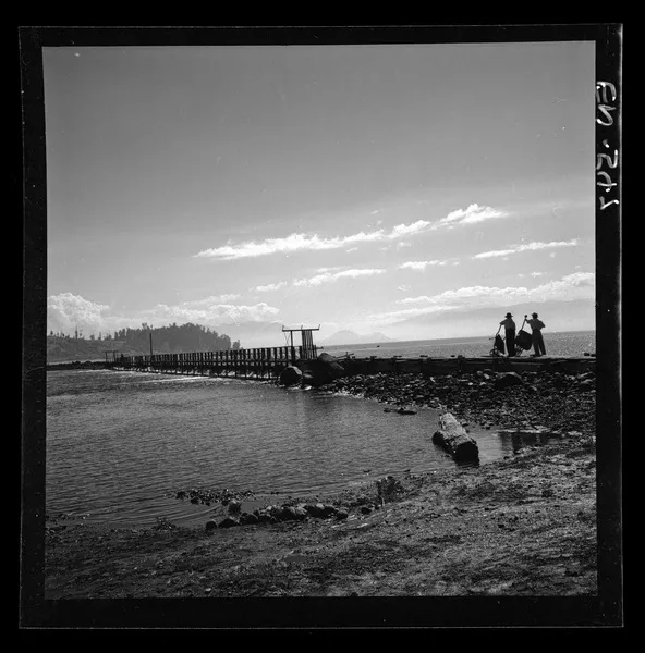 [Trabajadores; Central "Pilmaiquén", Bocatoma del río Pilmaiquén]  [fotografía] Luis Ladrón de Guevara.