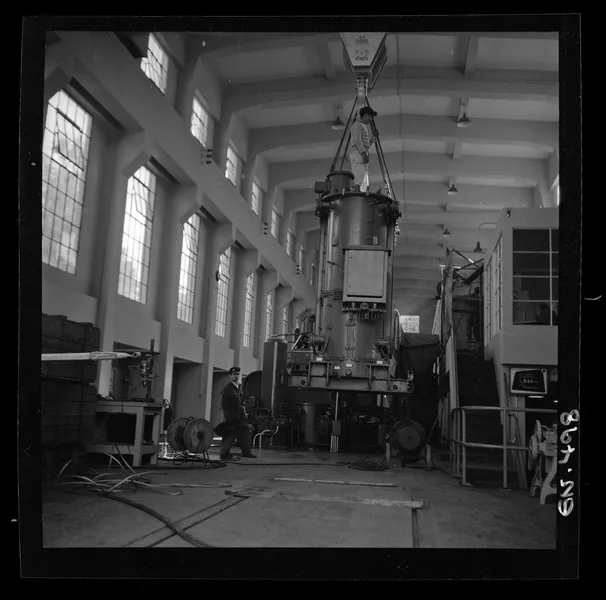 Interior de la casa de máquinas, se aprecian algunos de sus cinco generadores  [fotografía] Luis Ladrón de Guevara.