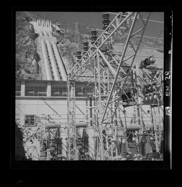 [Vista general, Central Hidroeléctrica "Sauzal"]  [fotografía] Luis Ladrón de Guevara.