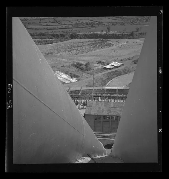 [Vista parcial, de cañerías metálicas, conducen el agua de la cámara de carga a la casa de máquinas, descenso casi vertical de 120 m.]  [fotografía] Luis Ladrón de Guevara.