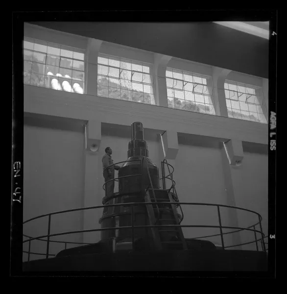[Vista interior, uno de los generadores de la Central Hidroeléctrica "Sauzal"]  [fotografía] Luis Ladrón de Guevara.