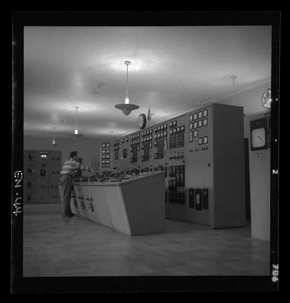 [Sala de Comando, Central Hidroeléctrica "Sauzalito"]  [fotografía] Luis Ladrón de Guevara.