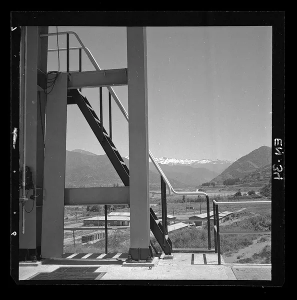 Paisaje circundante desde las compuertas de la cámara de carga  [fotografía] Luis Ladrón de Guevara.