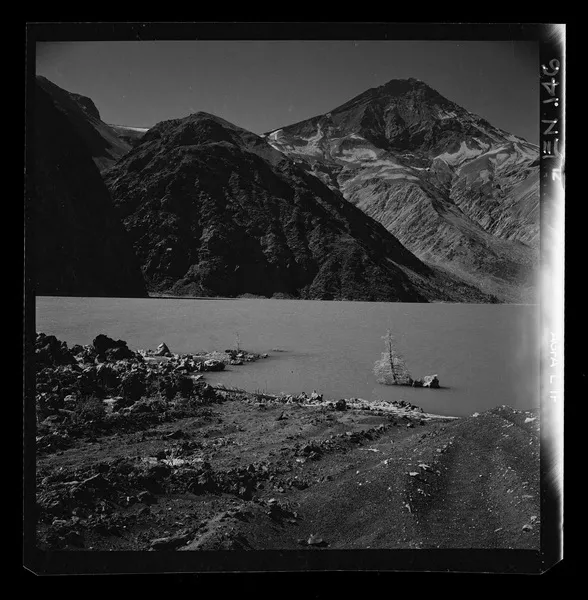 Laguna de la Invernada, formada por un tranque natural de lava del volcán Hornos  [fotografía] Luis Ladrón de Guevara.