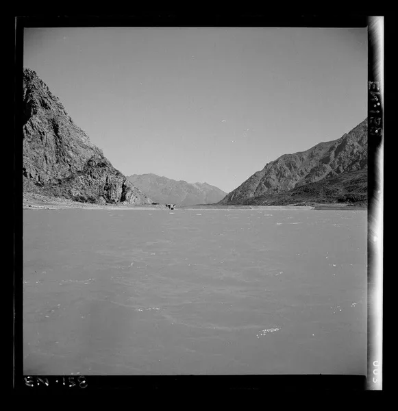 Laguna la Invernada con obras de toma  [fotografía] Luis Ladrón de Guevara.