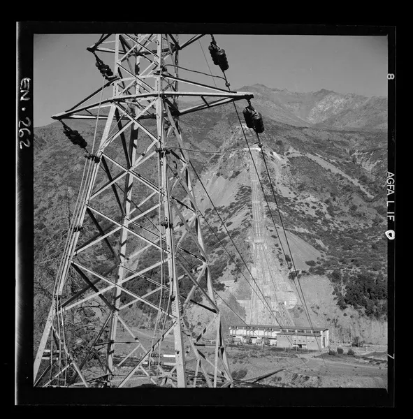 [Desarrollo de las tuberías desde la chimenea de equilibrio hasta la Central "Cipreses"; ambiente en que predominan los cipreses]  [fotografía] Luis Ladrón de Guevara.