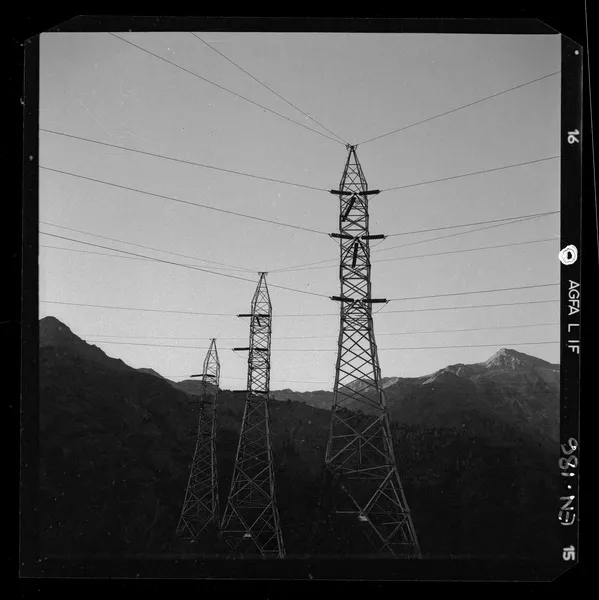 Patio de alta tensión y torres de conducción  [fotografía] Luis Ladrón de Guevara.