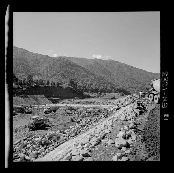 Faenas de excavación y revestimientos del canal de desviación del río Polcura, vista hacia aguas abajo.  [fotografía] Luis Ladrón de Guevara.