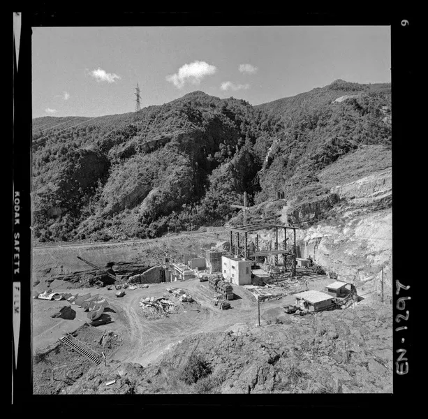 Construcción de la casa de máquinas, se aprecia la salida de dos túneles que alimentarán las turbinas.  [fotografía] Luis Ladrón de Guevara.