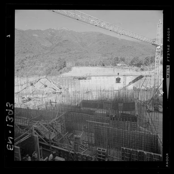 [Río Polcura; vista de las obras de construcción de la bocatoma Polcura]  [fotografía] Luis Ladrón de Guevara.