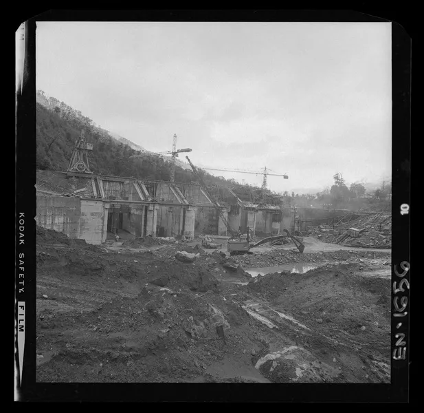 [Río Polcura; vista de las obras de construcción de la bocatoma Polcura]  [fotografía] Luis Ladrón de Guevara.