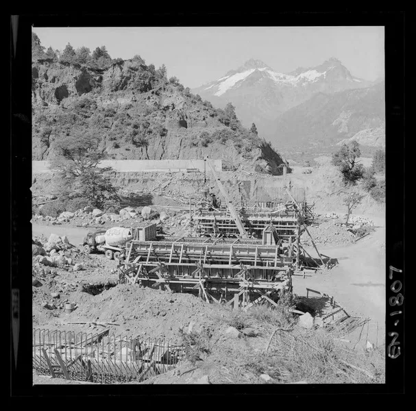 Construcción de bocatoma del río Laja, perteneciente al sistema Antuco  [fotografía] Luis Ladrón de Guevara.