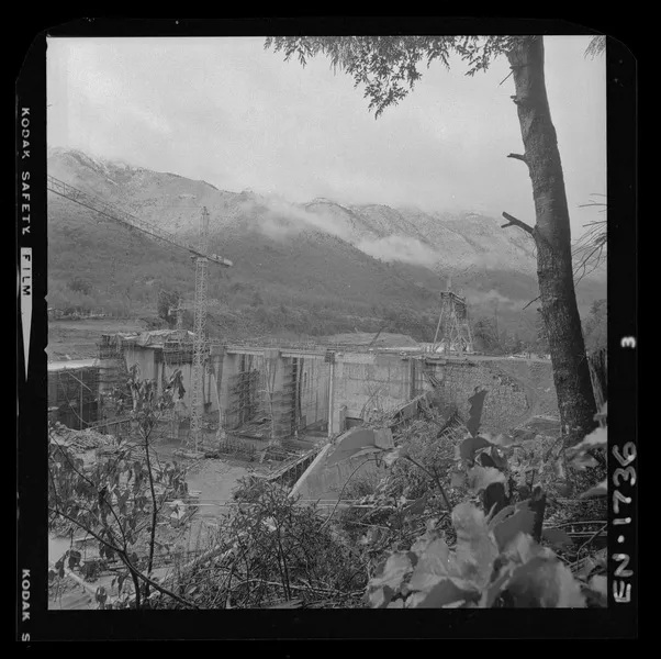 [Río Polcura; vista de las obras de construcción de la bocatoma Polcura]  [fotografía] Luis Ladrón de Guevara.