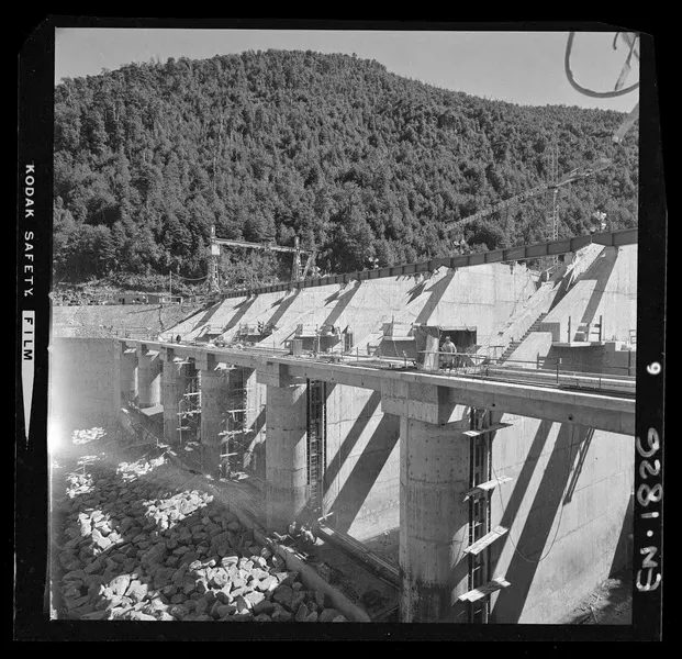 [Río Polcura; vista de las obras de construcción de la bocatoma Polcura, en su última etapa]  [fotografía] Luis Ladrón de Guevara.