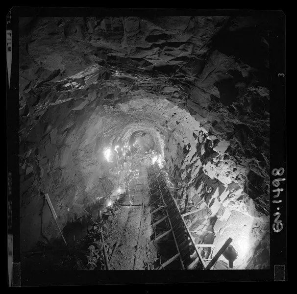 Refuerzos de la obra de toma, entrada del túnel común de aducción y faena de hormigonado de solera del mismo.  [fotografía] Luis Ladrón de Guevara.