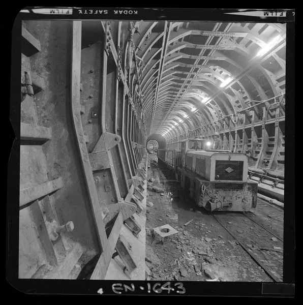 Aspecto de túneles en etapa de terminación, uso de moldajes retráctiles y hormigonado de bóveda  [fotografía] Luis Ladrón de Guevara.