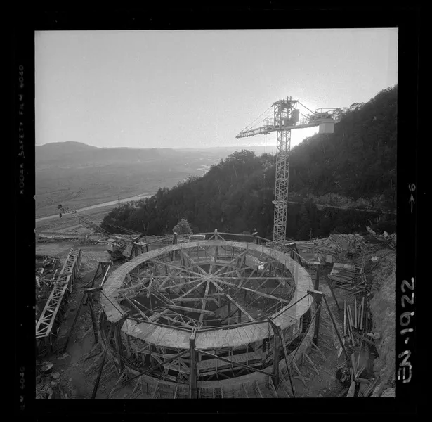 Chimenea de equilibrio, pique vertical de 80 m. de alto y 20 m. de diámetro  [fotografía] Luis Ladrón de Guevara.
