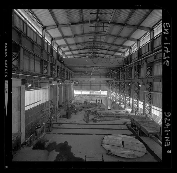 Casa de máquinas en una segunda etapa : vista exterior, interior y aspectos del montaje de los equipos, incluyendo el caracol de la turbina [fotografía] Luis Ladrón de Guevara.