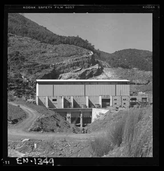 Casa de máquinas en una segunda etapa : vista exterior, interior y aspectos del montaje de los equipos, incluyendo el caracol de la turbina [fotografía] Luis Ladrón de Guevara.