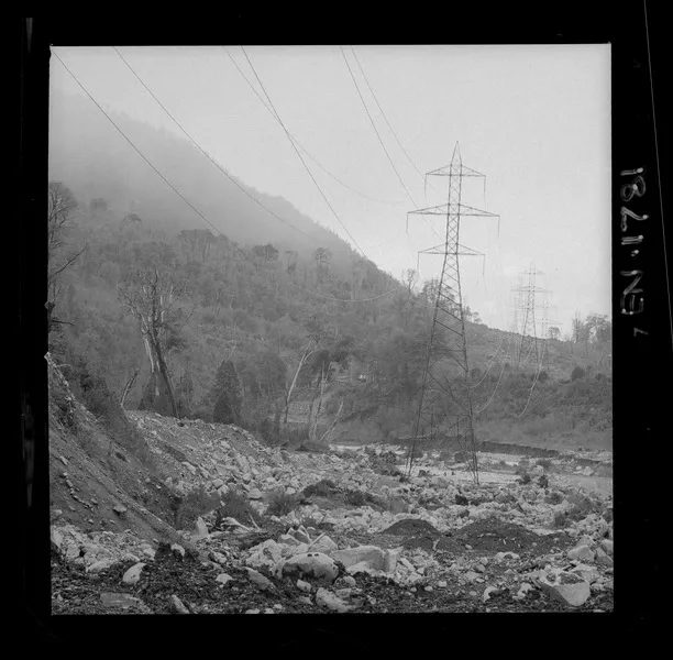 [Casa de máquinas en una segunda etapa : torres de conducción en la zona de Antuco] [fotografía] Luis Ladrón de Guevara.