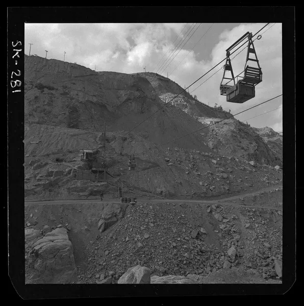 [Construcción Central Hidroeléctrica "Rapel"]  [fotografía] Luis Ladrón de Guevara.