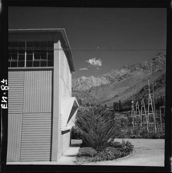 [Patio de alta tensión junto a la casa de máquinas]  [fotografía] Luis Ladrón de Guevara.