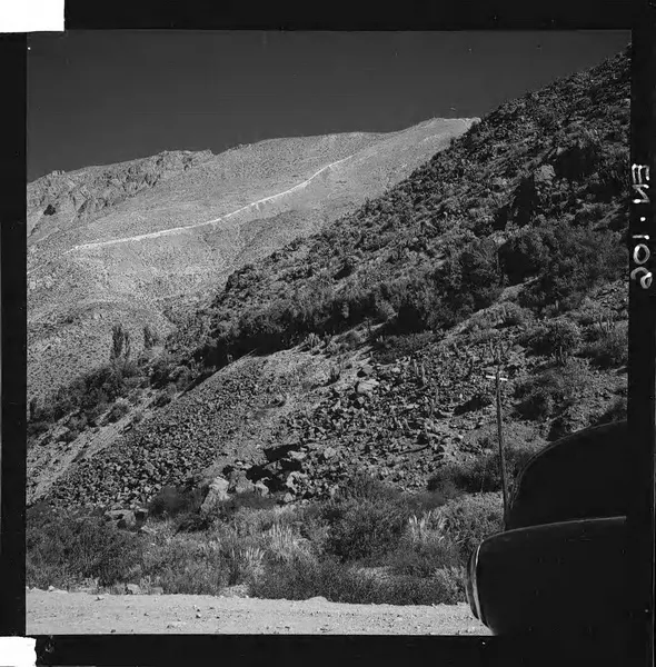 [Paisaje de la zona, se aprecia el desarrollo de la cañería y su desnivel de 1153 m.]  [fotografía] Luis Ladrón de Guevara.
