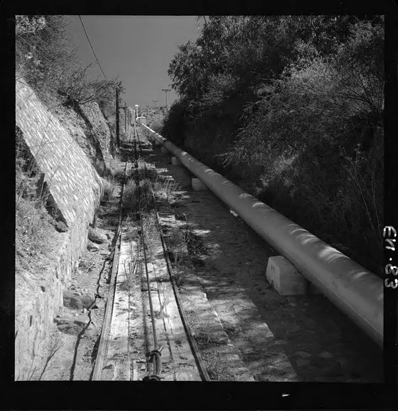 [Funicular para montaje y mantenimiento junto a la tubería de presión. Es uno de los más largos y de gran desnivel construido en el mundo]  [fotografía] Luis Ladrón de Guevara.