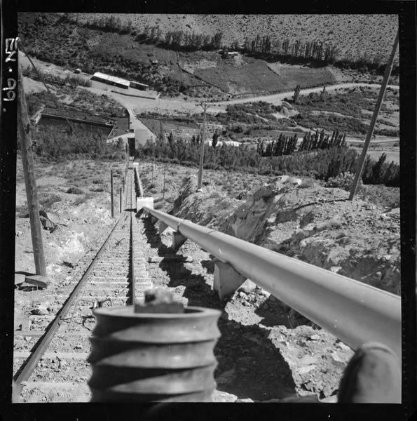 [Funicular para montaje y mantenimiento junto a la tubería de presión. Es uno de los más largos y de gran desnivel construido en el mundo]  [fotografía] Luis Ladrón de Guevara.