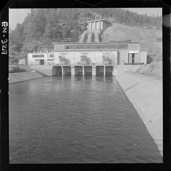 [Panorámica de la Central Hidroeléctrica "Pullinque" y paisaje circundante]  [fotografía] Luis Ladrón de Guevara.