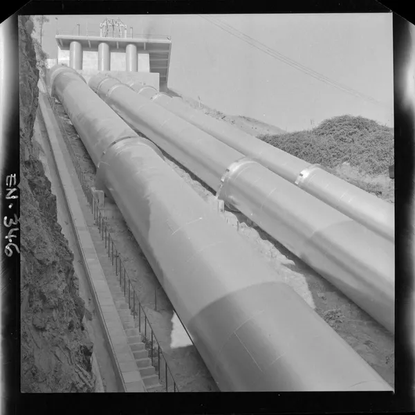 [Tuberías de acero, construidas por CAP : 3,60 m. de diámetro y 80 m. de longitud] [fotografía] Luis Ladrón de Guevara.