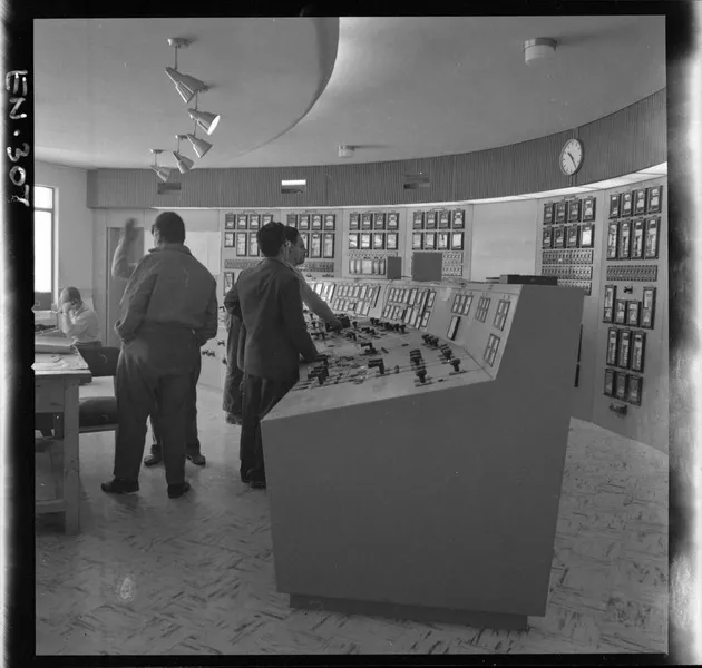 [Sala de comando, Central "Pullinque"]  [fotografía] Luis Ladrón de Guevara.