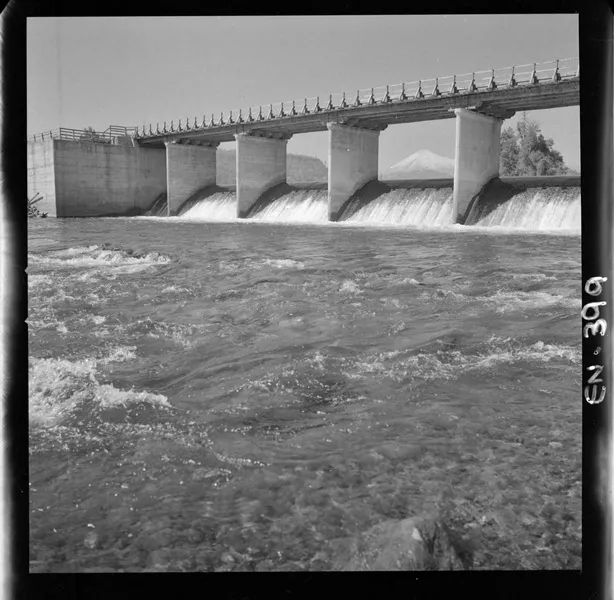 [Bocatoma ubicada en el desagüe de la laguna Pullinque; agua de conducción para la planta de energía]  [fotografía] Luis Ladrón de Guevara.