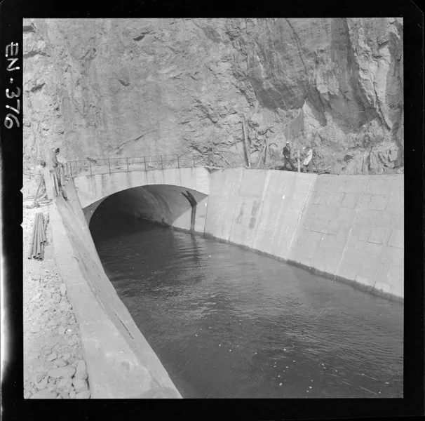 Canal de aducción  [fotografía] Luis Ladrón de Guevara.