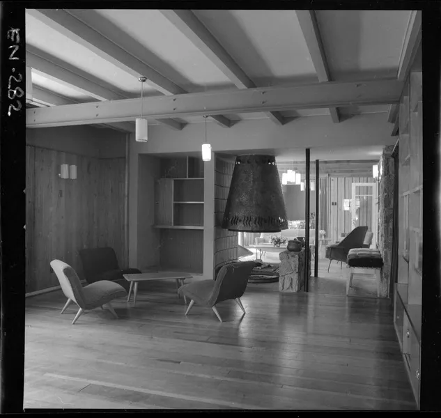 [Vista interior; Casa de huéspedes, Población Endesa]  [fotografía] Luis Ladrón de Guevara.