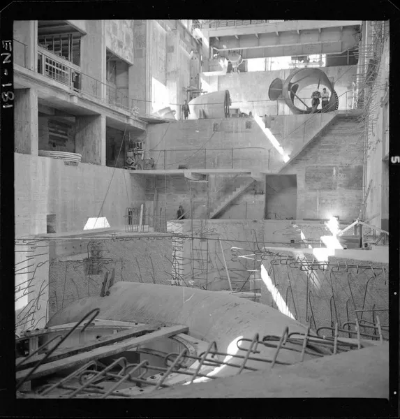 [Vista interior; construcción de la casa de máquinas, Central Hidroélectrica "Isla"]  [fotografía] Luis Ladrón de Guevara.